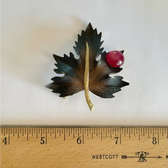 Vintage Maple Leaf Brooch Goldtone and Black with Pink Cabochon - Picture 6 of 6
